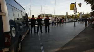 BARCELONA 20 06 2016  Barcelona   Dispositivo contra los manteros en el Port Vell de Mossos y Guardia Urbana        FOTO de ALVARO MONGE